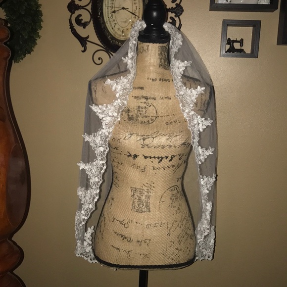 New Beautiful elbow length lace edged veil i - Picture 7 of 8